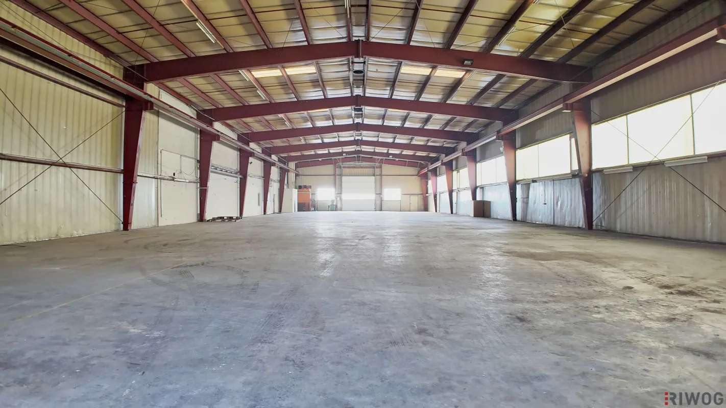 900m² Produktionshalle mit optionalen Freiflächen und Büros - Bild 1
