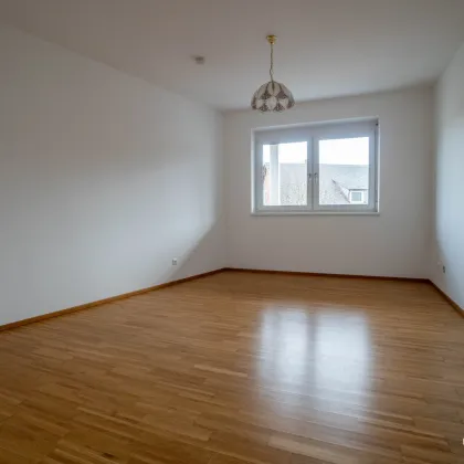 Moderne 2-Zimmer-Wohnung mit Balkon und Carport in zentraler Lage zum Spitzenpreis - Bild 2