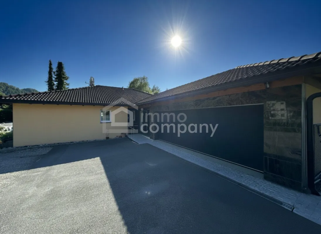 Unschlagbares Top-Angebot ! Luxuriöser Bungalow mit hochwertiger Ausstattung, in zentrumsnaher, sonniger Ruhelage in Hohenems, sehr geräumige Dreier-Garage mit Fernbedienung, großzügige Grundstücksfläche, ausgezeichnete private Parksituation, Sackgasse. - Bild 1