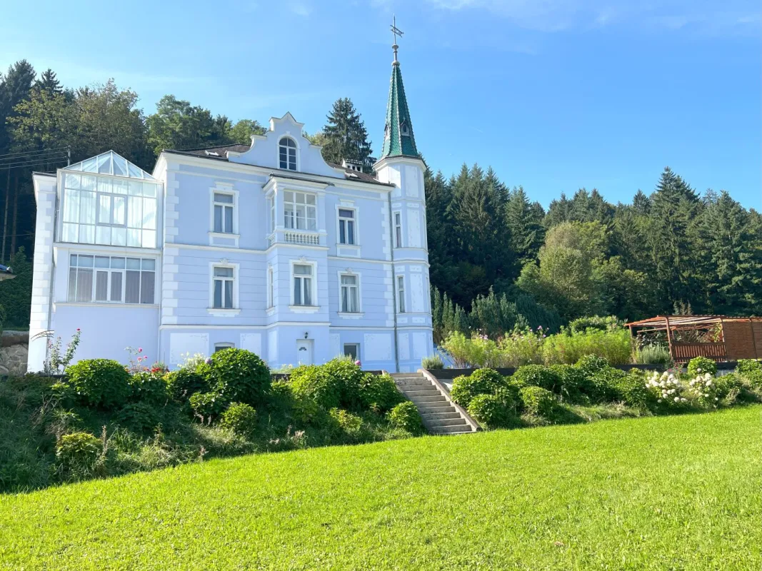 Historische Villa mit Blick auf die Donau - Bild 1