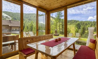 Gemütliches Almhaus am Hochrindl - Weitläufiges Grundstück mit Blick über sonnige Berggipfel.