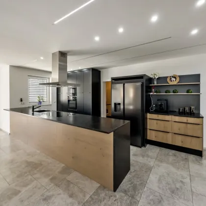 Villa mit Stil und Raum: 7 Schlafzimmer, 6 Bäder, 483 m² Nutzfläche - Bild 3