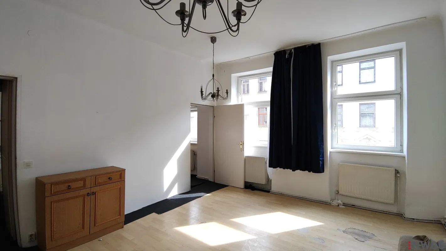 SELBST SANIEREN UND TRAUMHAFT WOHNEN // GROSSE 3 ZIMMER ALTBAUWOHNUNG // NÄHE LEIPZIGER PLATZ - U6 JÄGERSTRASSE // - Bild 1