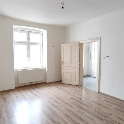 SELBST SANIEREN UND TRAUMHAFT WOHNEN // GROSSE 3 ZIMMER ALTBAUWOHNUNG // NÄHE LEIPZIGER PLATZ - U6 JÄGERSTRASSE // - Bild 2