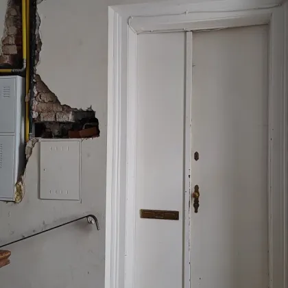 SELBST SANIEREN UND TRAUMHAFT WOHNEN // GROSSE 3 ZIMMER ALTBAUWOHNUNG // NÄHE LEIPZIGER PLATZ - U6 JÄGERSTRASSE // - Bild 3