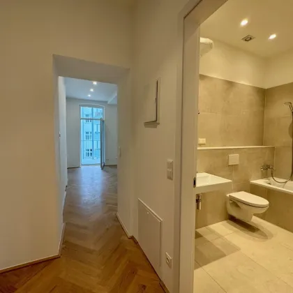 #SQ - ERSTBEZUG: 2-ZIMMER-ALTBAUWOHNUNG MIT TERRASSE UND BALKON IN RUHELAGE! - Bild 2