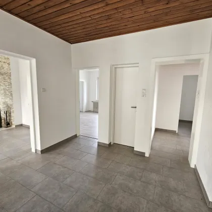 Zweifamilienhaus mit weitläufigem Garten - Bild 3