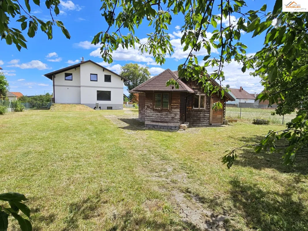 Zweifamilienhaus mit weitläufigem Garten - Bild 1