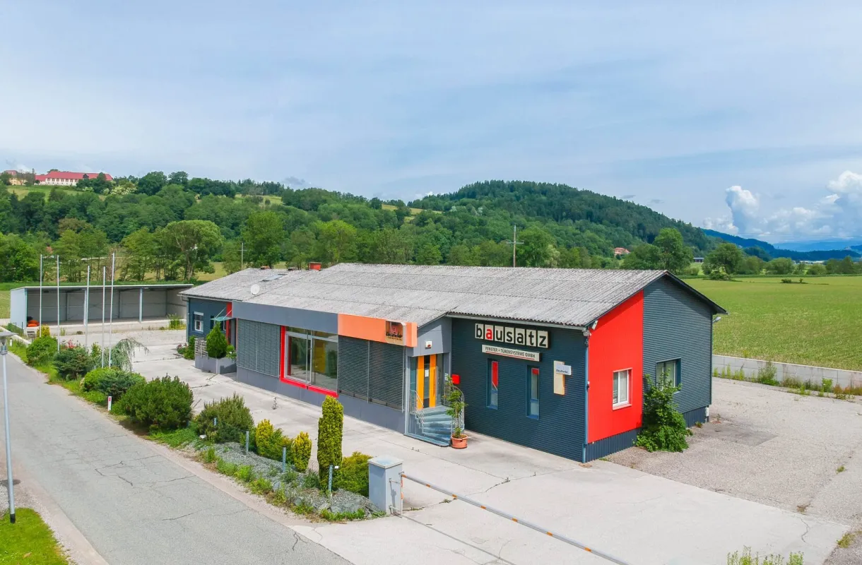 Gewerbeliegenschaft mit Büro-/ Ausstellungs- und Hallenflächen - Bild 1