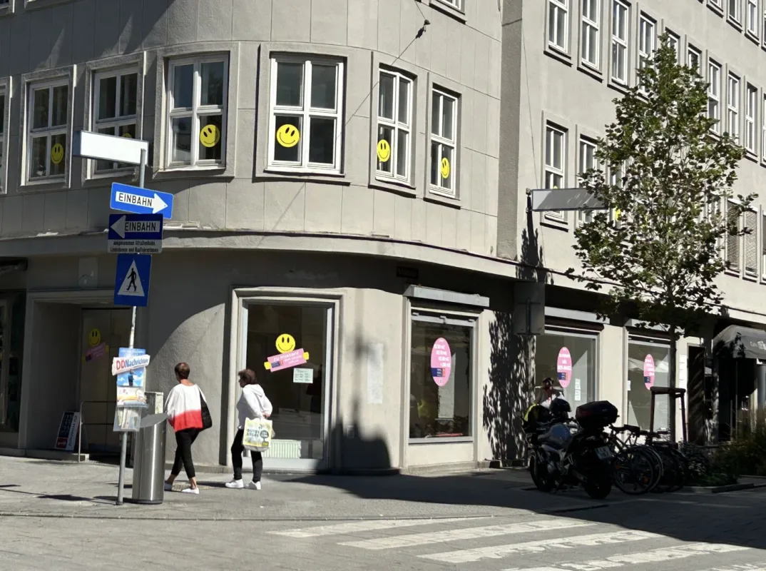 Attraktive Ecklage auf der Landstraße - große Auslagen! - Bild 1