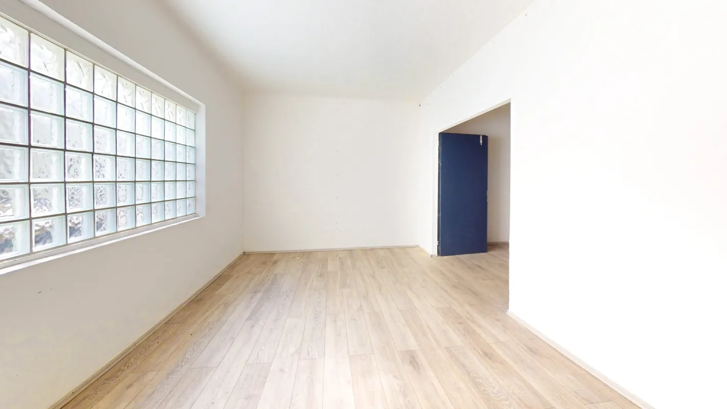 Mehrfamilienhaus mit großer Lager-, Produktions-, Gewerbehalle mit zusätzlichen Büroflächen in guter Lage von Klagenfurt - Bild 1