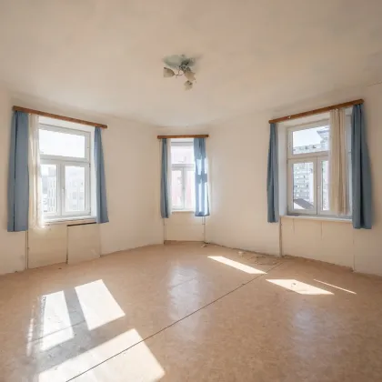 ++NEU++ Altbaucharme neu entdecken: 2-Zimmer Wohnung zum Sanieren mit viel Potenzial - Bild 2