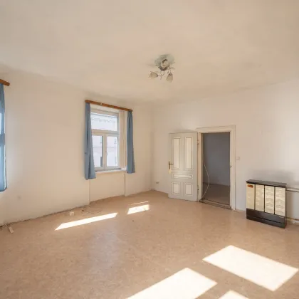 ++NEU++ Altbaucharme neu entdecken: 2-Zimmer Wohnung zum Sanieren mit viel Potenzial - Bild 3