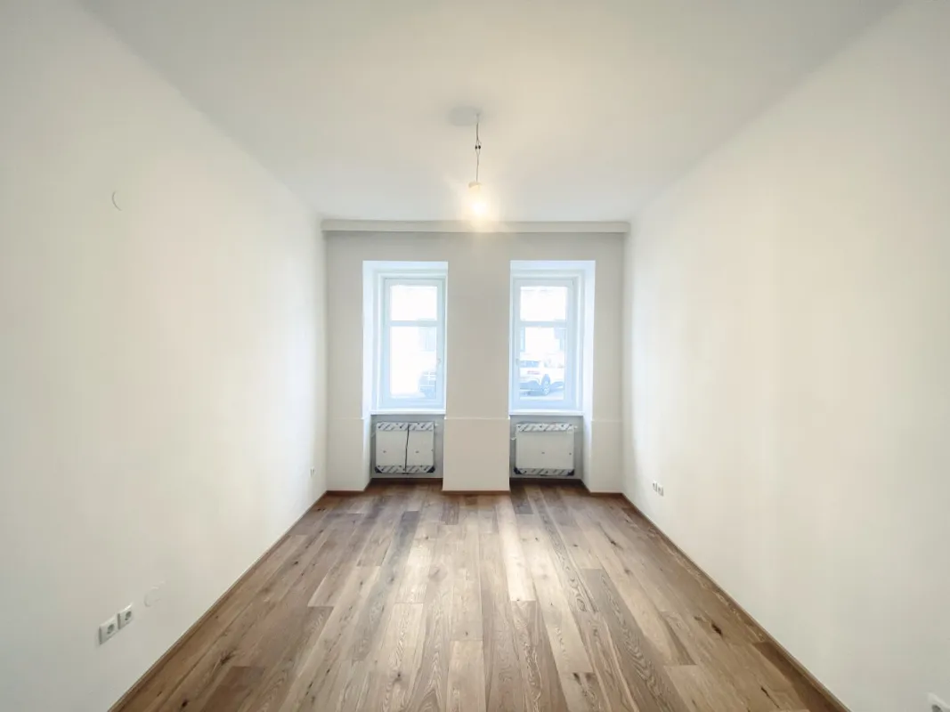 NEU! SINGLEHIT! ERSTBEZUG! Hochwertig sanierte 1-Zimmerwohnung! Hohe Decken! Saniertes Haus! - Bild 1