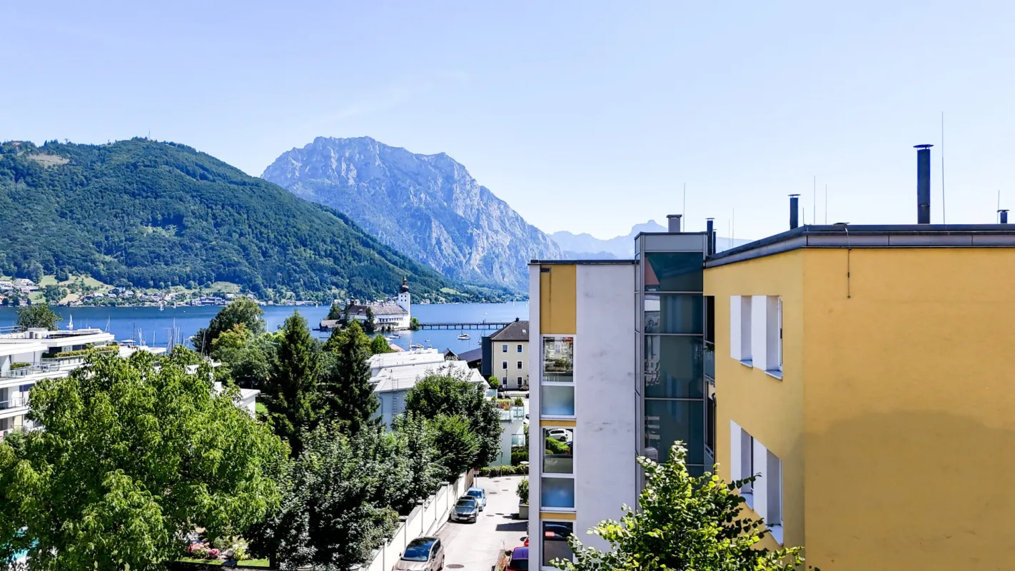 TOP09 Exklusive Wohnung mit Blick auf Schloss Orth & Traunsee - Bild 1