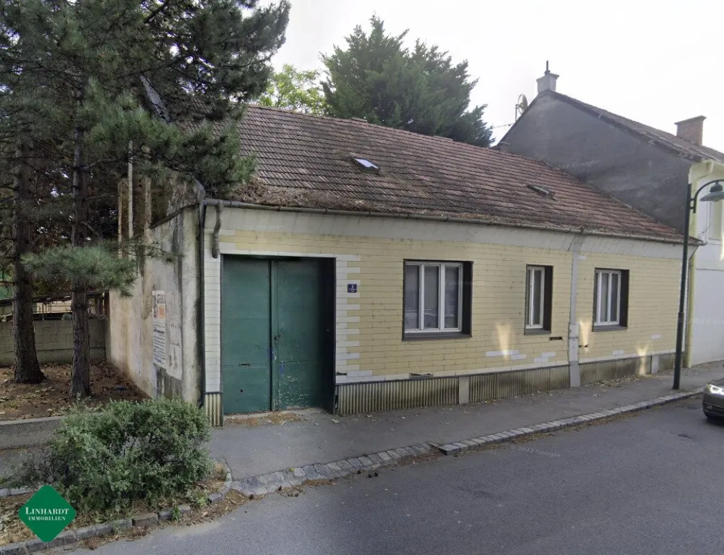 Zentrale Liegenschaft mit Renovierungsbedürftigem Haus - Bild 1
