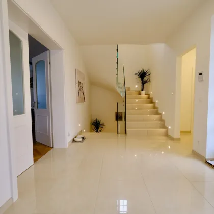 MODERNE ELEGANZ - Neuwertige Villa mit ausgezeichnetem Wohnkonzept & edler Ausstattung! - Bild 2