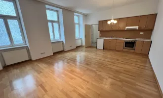 SINGLE-/ PÄRCHENWOHNUNG IN SCHÖNEM ALTBAU - MIT LIFT
