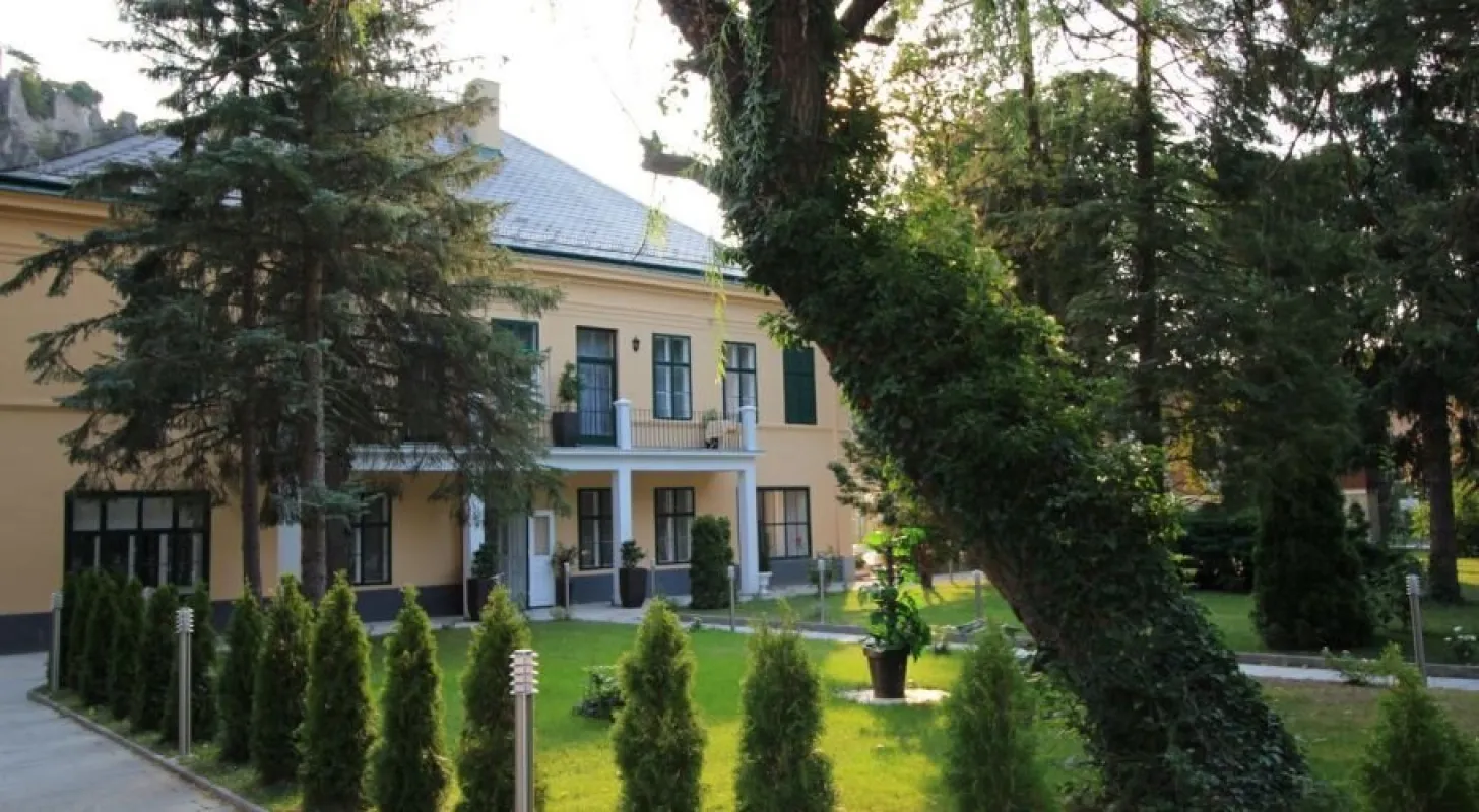 BOUTIQUE HOTEL MIT PARKANLAGE UND OUTDOOR-POOL - Bild 1