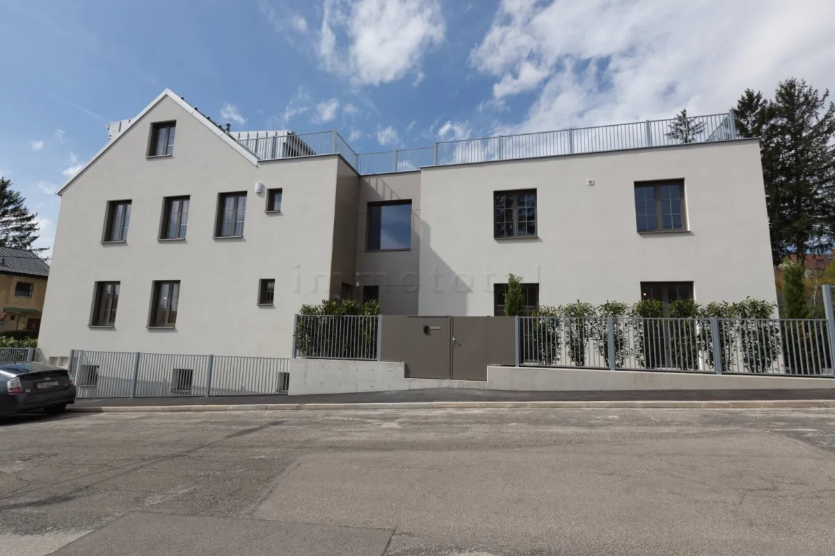 Lichtdurchflutete Architektenvilla mit Fernblick am Fuße des Wolfersbergs - Bild 1