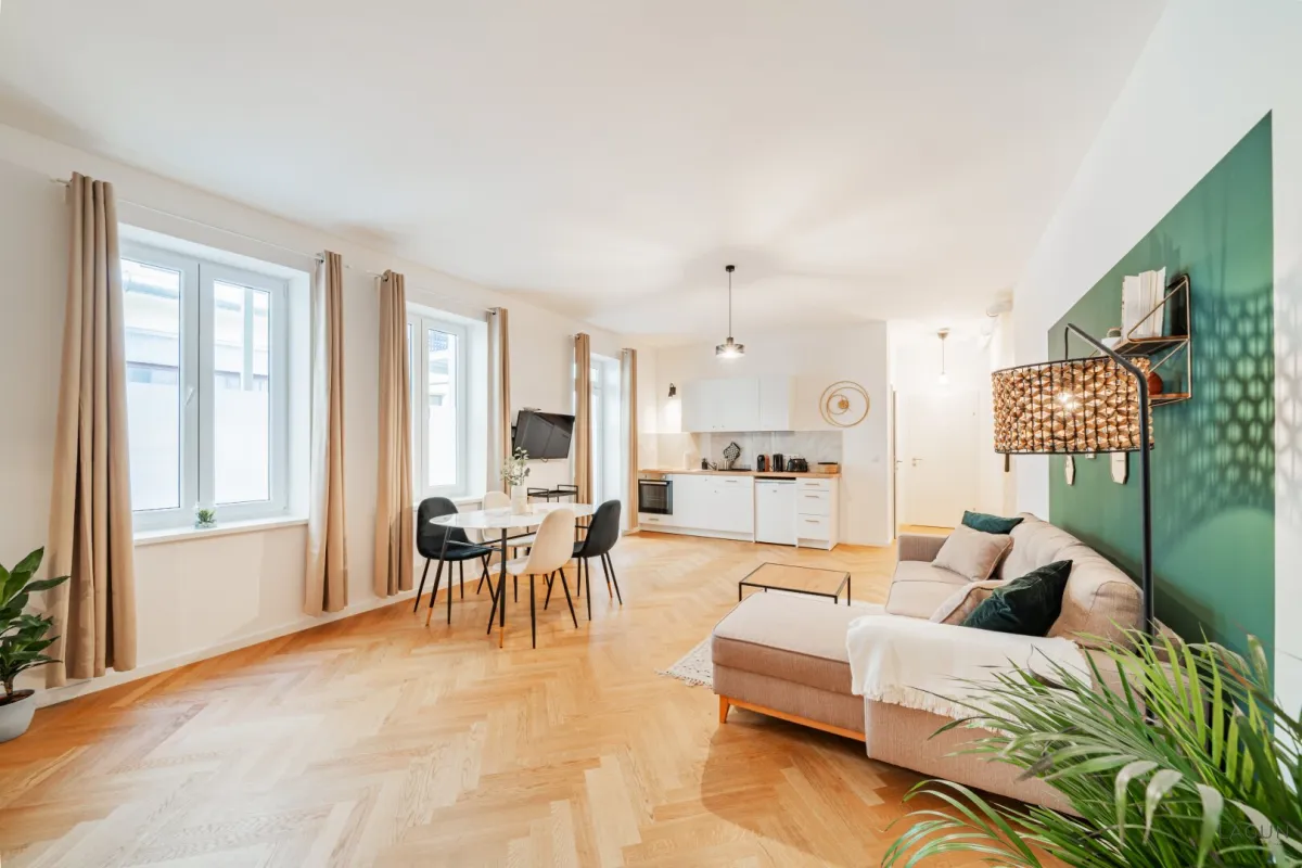 Hofgebäude bestehend aus 3 Wohnungen und 2 Magazinen und 30 m2 Garten - Bild 1