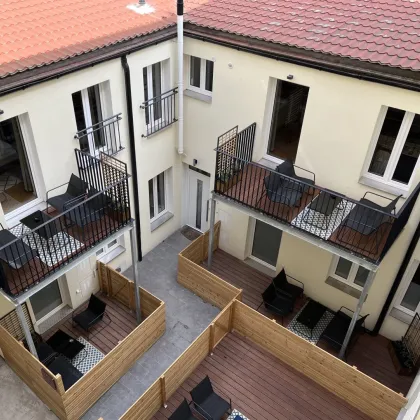 Hofgebäude bestehend aus 3 Wohnungen und 2 Magazinen und 30 m2 Garten - Bild 2