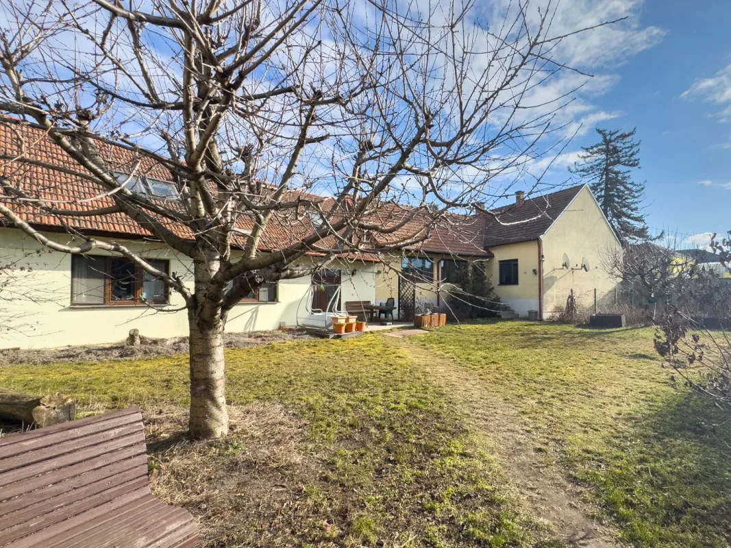 DREIKANTHOF IN ZENTRALER GRÜNLAGE - 1.300 m² Grundfläche - 180 m² Scheunen - Bild 1