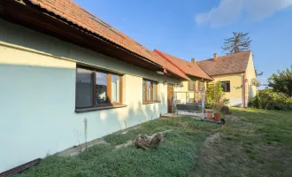 DREIKANTHOF IN ZENTRALER GRÜNLAGE - 1.300 m² Grundfläche - 180 m² Scheunen