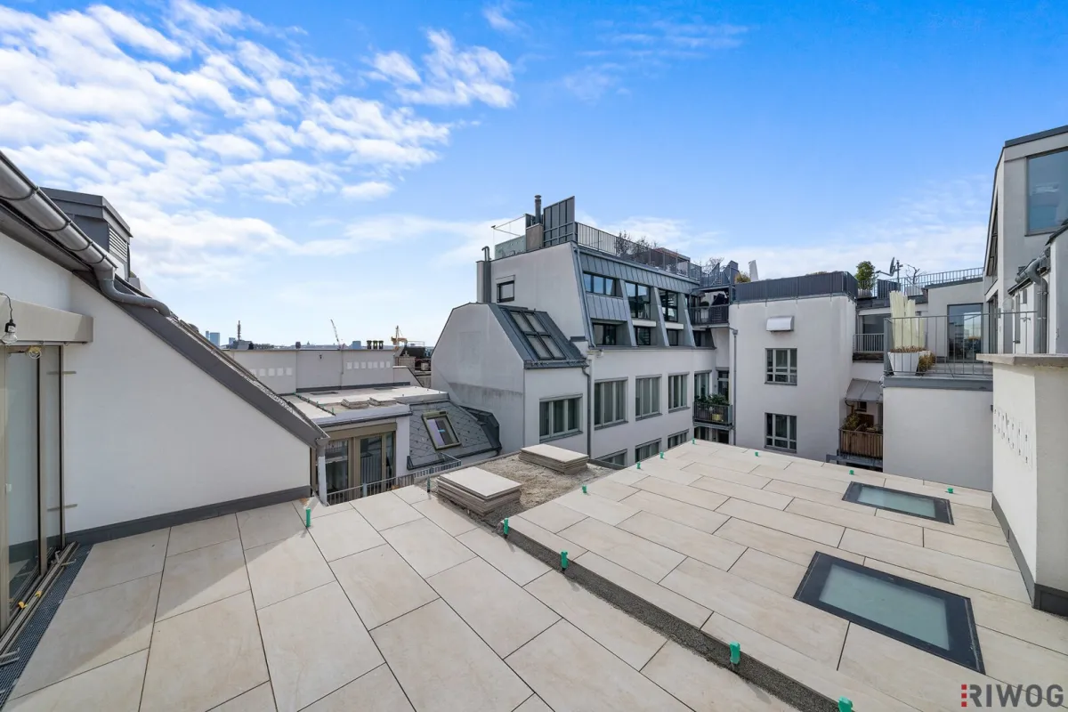 Erstbezug Innenhof Dachterrassenwohnung | Ca. 30m² Freiflächen | 2 Minuten zur Mariahilferstr. | 2 Minuten zur U6 und U3 - Bild 1