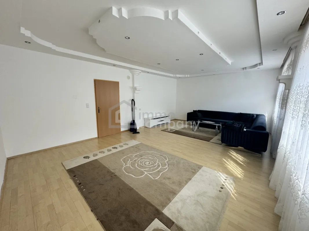 Riesenhaus nur mit Innenhof.... viel Platz - wenig Arbeit - Bild 1