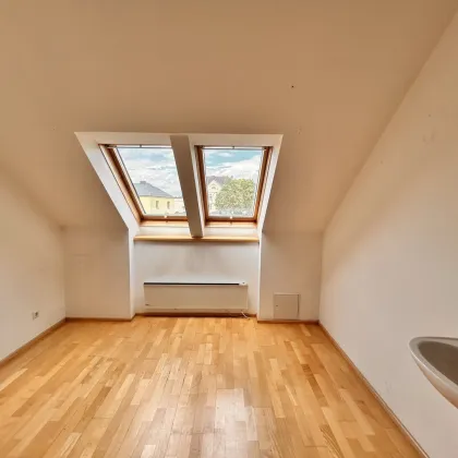 Geräumige Wohnung mit 7 Zimmern, Garten und 2 Stellplätzen bietet Platz zur Entfaltung - Bild 3