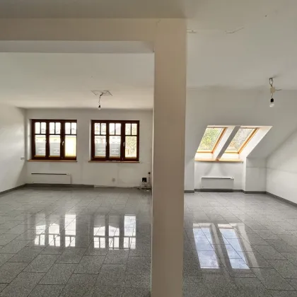 Geräumige Wohnung mit 7 Zimmern, Garten und 2 Stellplätzen bietet Platz zur Entfaltung - Bild 2