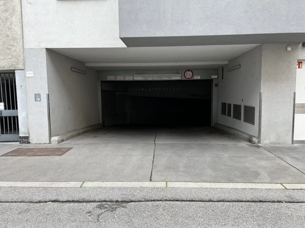 KFZ || Tiefgaragenstellplatz || Voltagasse || bis zu 3 Stellplätze nebeneinander verfügbar - Bild 1