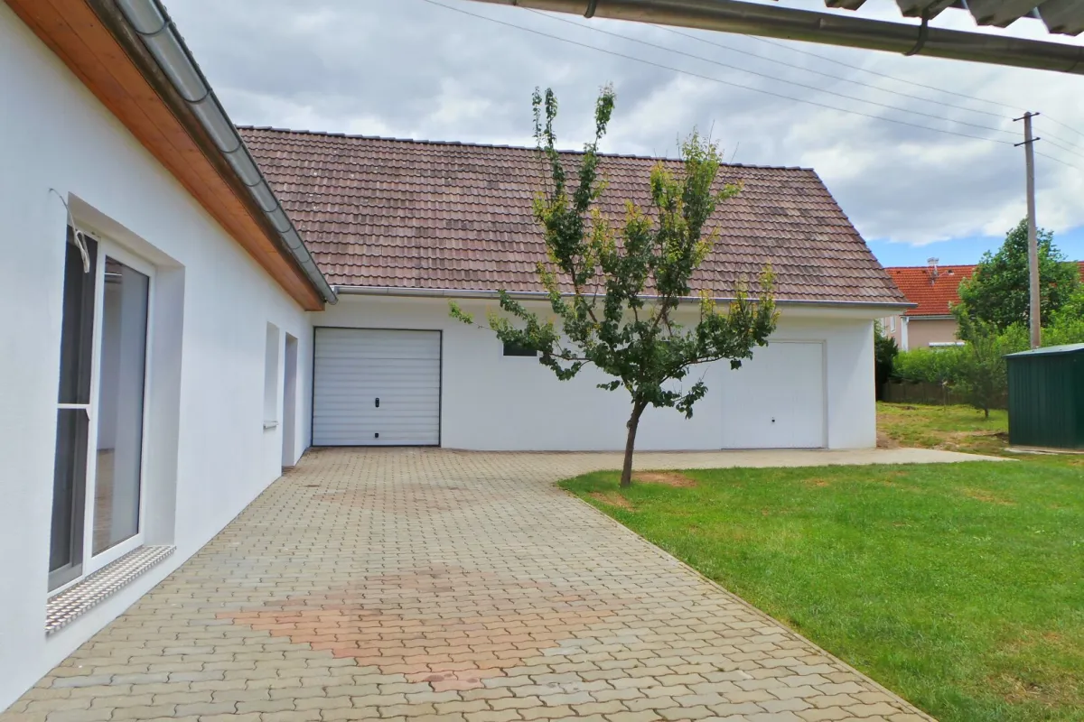 Thermenregion, kernsaniertes EIN/ZWEIFAMILIENHAUS, 7ZI+Nebengebäude mit Garage, Carport, 1400m² Grundstück - Bild 1