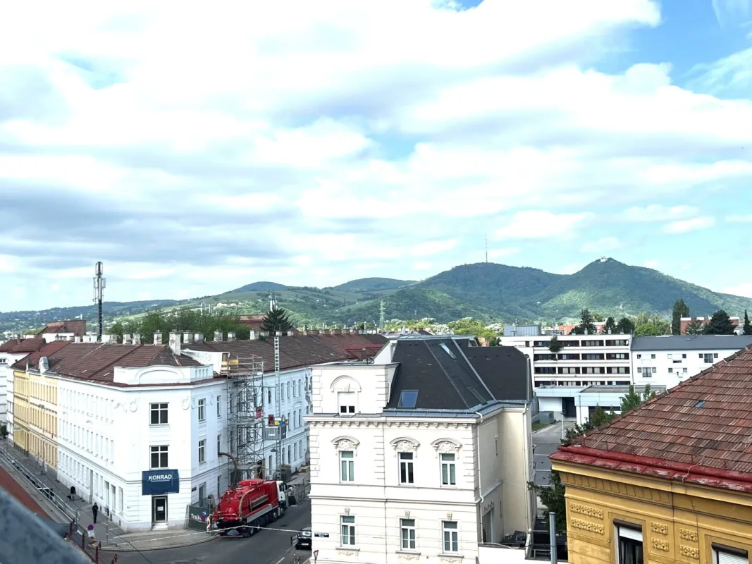 AUSSERGEWÖNLICH - TERRASSENWOHNUNG MIT 2 GARAGEN UND RIESEN HOBBYRAUM INKLUSIVE SAUNA! - Bild 1