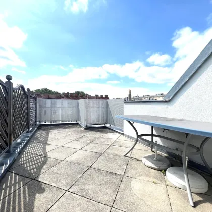 AUSSERGEWÖNLICH - TERRASSENWOHNUNG MIT 2 GARAGEN UND RIESEN HOBBYRAUM INKLUSIVE SAUNA! - Bild 3