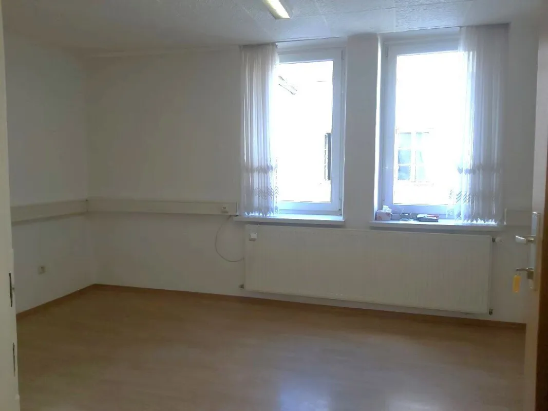 Günstige Büroräume mit 5 Zimmern und Teeküche im Zentrum von Bruck/Mur zu mieten ! - Bild 1