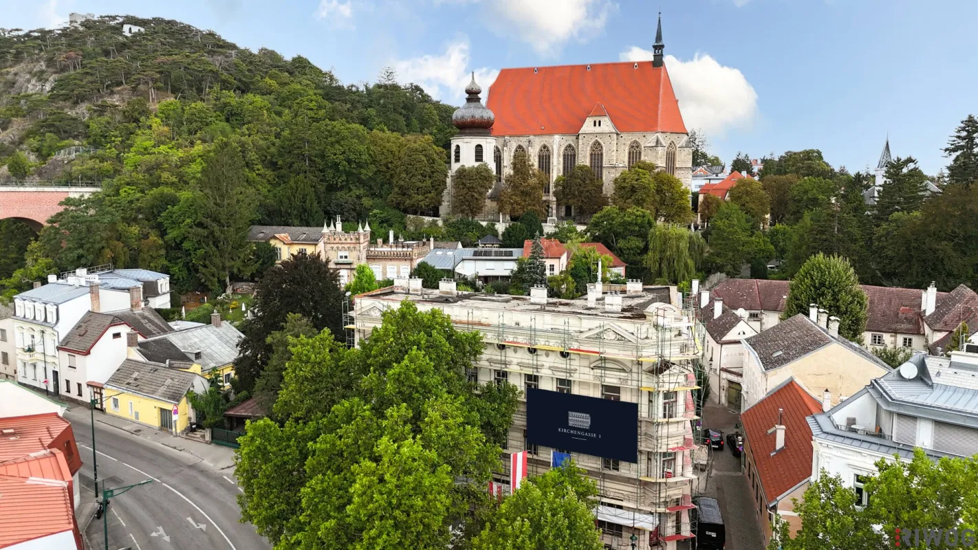 IMPOSANTE ALTBAUWOHNUNG MIT BALKON UND TRAUMBLICK AUF DIE KIRCHE II PRESTIGE UND ELEGANZ II WOHNEN IM DENKMALGESCHÜTZEN MÖDLINGER STADTJUWEL II FUSSGÄNGERZONE - Bild 1