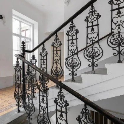 IMPOSANTE ALTBAUWOHNUNG MIT BALKON UND TRAUMBLICK AUF DIE KIRCHE II PRESTIGE UND ELEGANZ II WOHNEN IM DENKMALGESCHÜTZEN MÖDLINGER STADTJUWEL II FUSSGÄNGERZONE - Bild 2