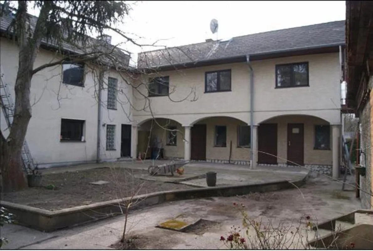 Provisionsfrei und Preisreduziert !! Haus mit 2 Wohneinheiten, 256m2 Wohnfläche, 8 Zimmer - 12 Gehminuten zum Bahnhof - Bild 1