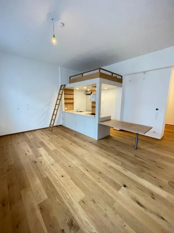 NÄHE NASCHMARKT: DG-AUSBAU IM ALTBAU - U4 Pilgramgasse - inkl. Küche und Hochbett - Bild 1