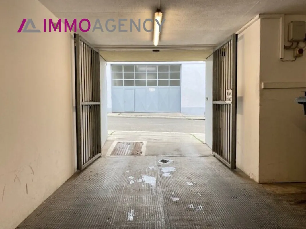 VERSCHIEDENE STELLPLÄTZE IN ÜBERSICHTLICHER ERDGESCHOSS-GARAGE - Bild 1