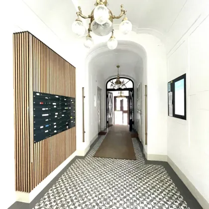 Großzügige 2 Zimmer Wohnung im Stilaltbau - neu saniert - Bild 3