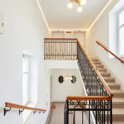 Großzügige 2 Zimmer Wohnung im Stilaltbau - neu saniert - Bild 2