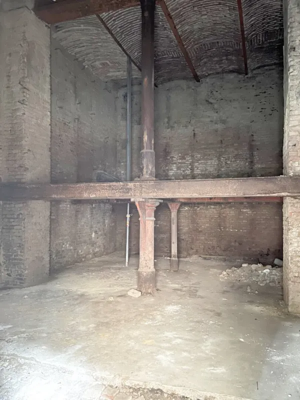 Einzigartiges Atelier/Lager/Büro | 70 m² mit 6,5 m Raumhöhe | Einreichplan für Zwischendecke zur Flächenverdopplung vorliegend | direkt bei der U-Bahn-Station Thaliastraße - Bild 1