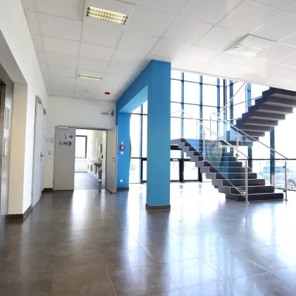 GRAZ/AUTAL: AUSGEZEICHNETE GEWERBEIMMOBILIE WENIGER ALS 10 MINUTEN VON GRAZ ENTFERNT: Exklusive Büro- und Geschäftsräumlichkeiten mit Top-Ausstattung, KFZ-Abstellplätze, E-Ladestationen & Klimaanlage – Sofort verfügbar! - Bild 3