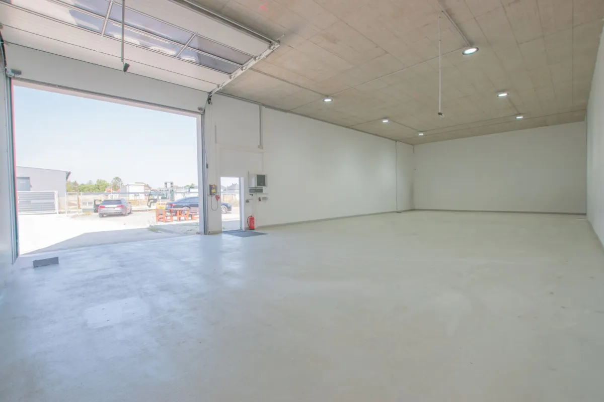 Vielseitig Nutzbare Lagerhalle in Ebreichsdorf (Unterwaltersdorf - 2442) - Bild 1