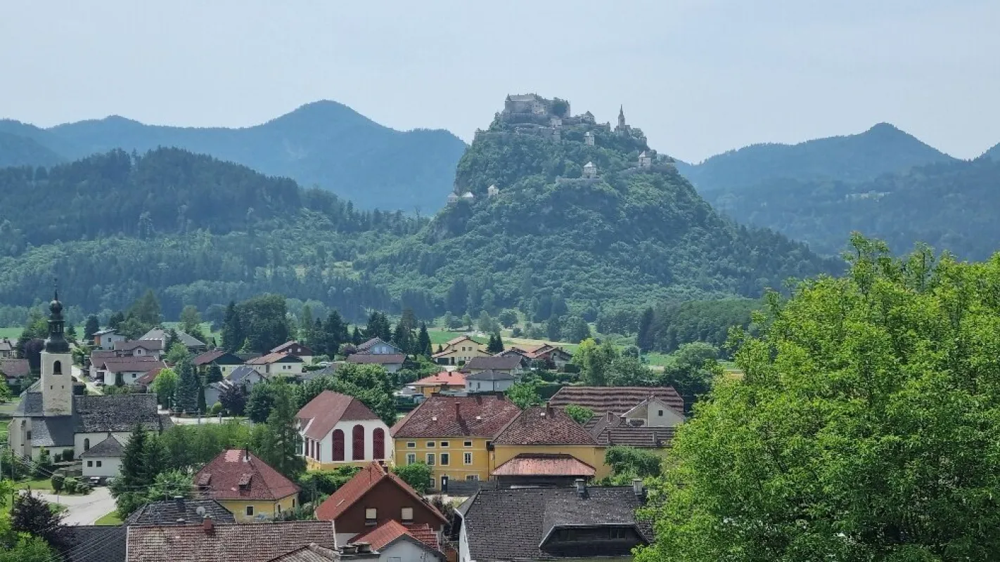 BAUGRUND MIT HERRLICHER, UNVERBAUBARER AUSSICHT AUF HOCHOSTERWITZ! - Bild 1