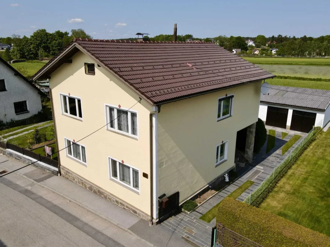 Haus mit 2 Wohneinheiten, Garten und 2 Garagen in Schrems zu mieten - Bild 1