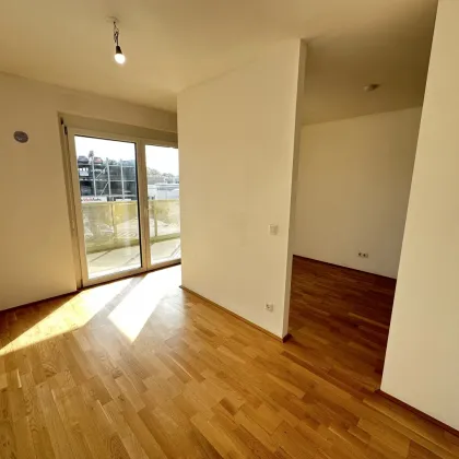 LEO 131 - Sonnige 2.5-Zimmer Wohnung mit Balkon und Abstellraum! Gut angebunden und dennoch viel Grün in der Nähe! - Bild 2